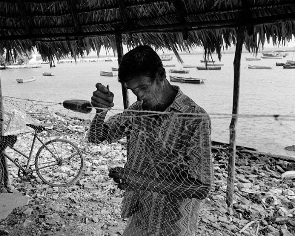 070-fisherman-repairing-net-Gibara