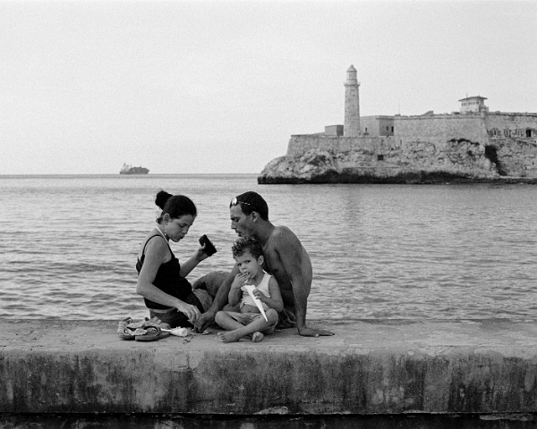 160-couple-w-child-on-harbor-wall