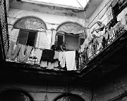 100-people-on-balcony-up-Havana