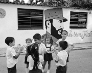 190-school-kids-Fidel-on-wall