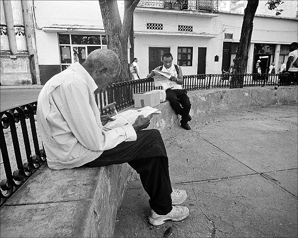 2-men-reading-newspapers-Regla
