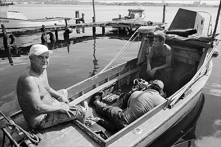 fishermen-repairing-boat-Casablanca
