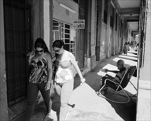 people-on-sidewalk-w-diagonal-shadow-Calle-Monte