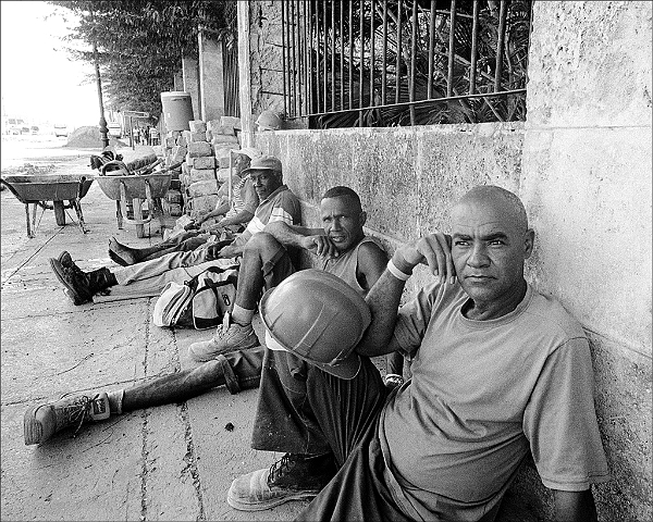 row-resting-construction-workers-Havana