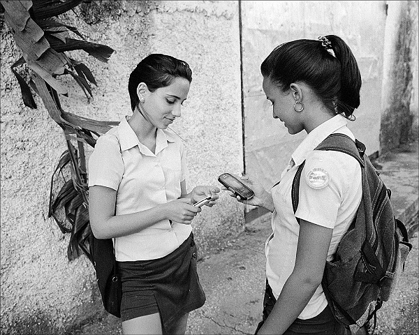 teen-girls-w-cellphones-Sancti-Spiritus
