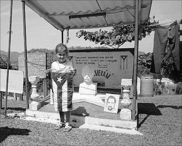 little-girl-w-flag-Cuban-5-monument