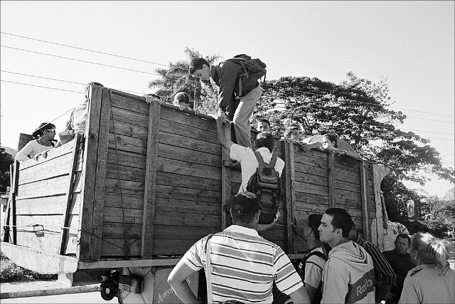 school-kids-climbing-into-truck-vinales