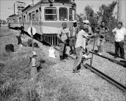 Hershey-tren-workers-broken-tracks