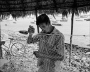 fisherman-repairing-net-Gibara