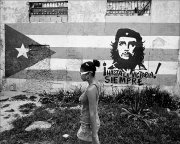 girl-passing-Che-painting-w-flag