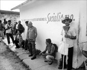people-waiting-for-FerroBus-Guaro