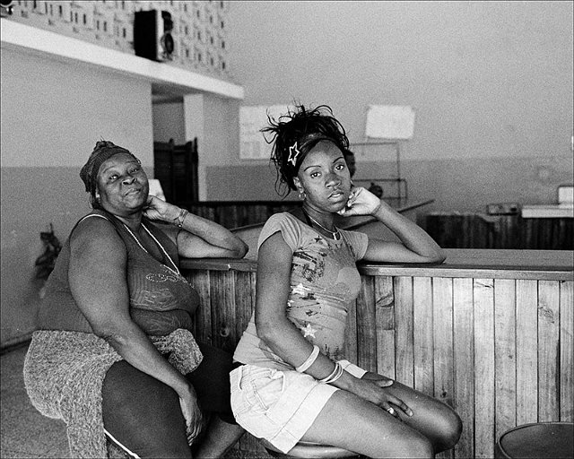 chicas-in-bar-Havana