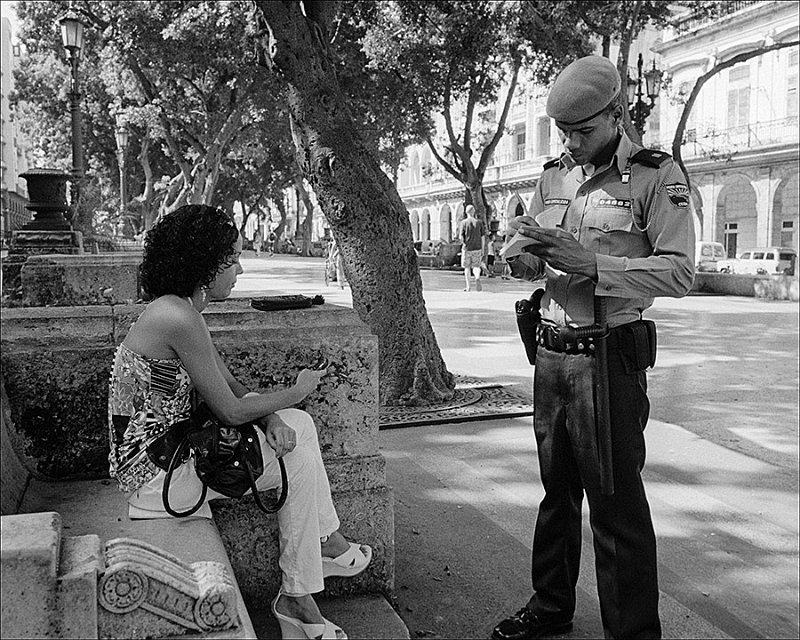 carnet-check-policia-chica