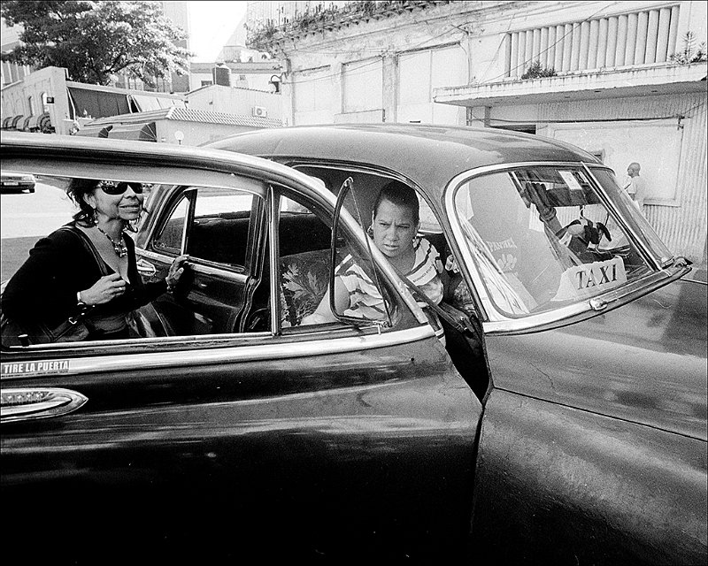 2-ladies-entering-taxi-Neptuno