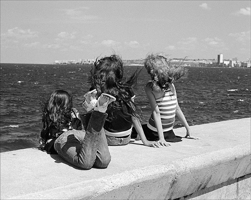 3-girls-on-Malecon-rear-view