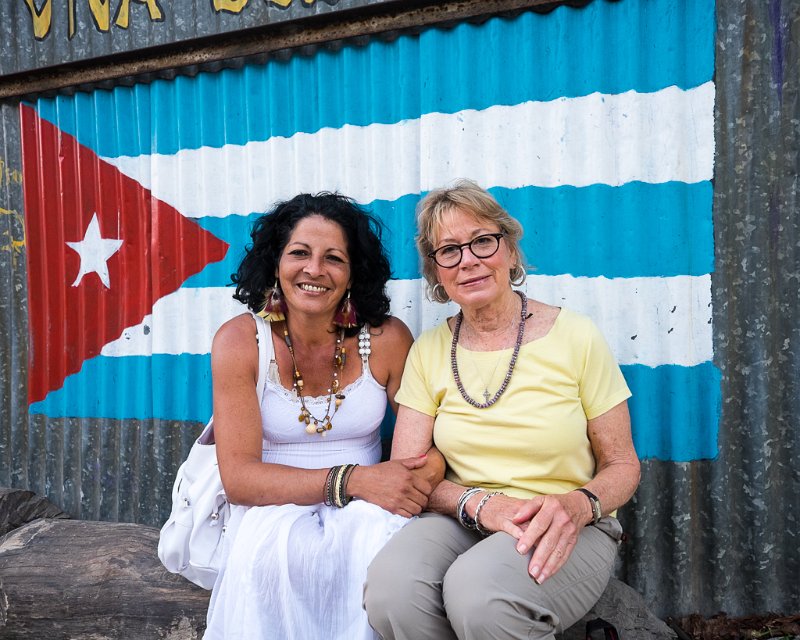 Yordanka y Chinny bandera