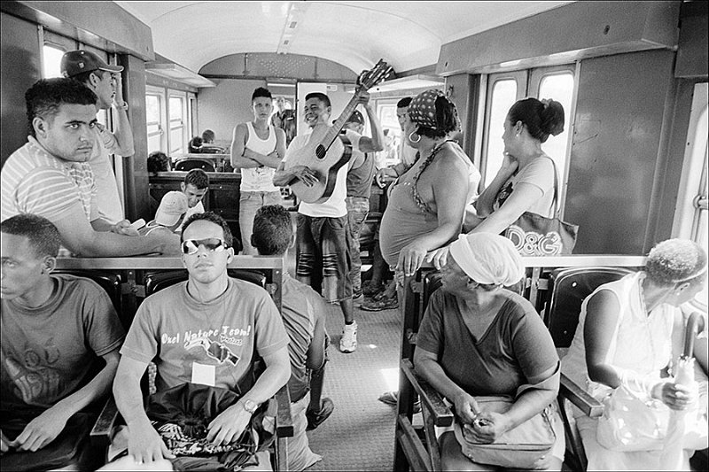 guitar-player-on-Hershey-train