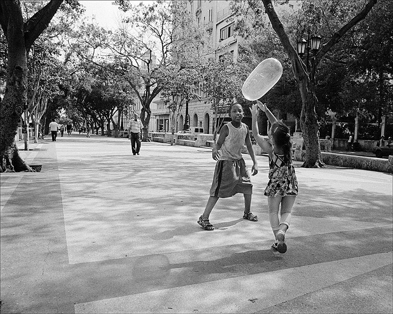 kids-playing-volleyball-w-condom-Prado-2